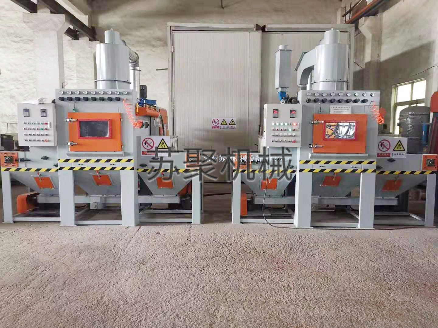 輸送式自動(dòng)噴砂機(jī)的工作方式